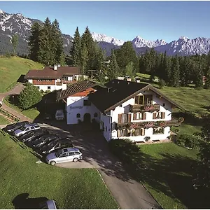 Gasthof Gästehaus Alpina, Krün